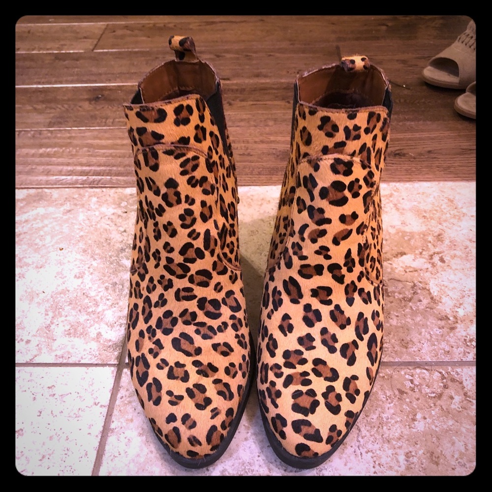Adorable cheetah boots never worn